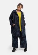 Mantel "Nila" – azul oscuro tipo denim, con capucha