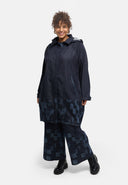 Mantel "Nila" – azul oscuro tipo denim, con capucha
