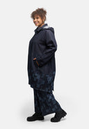 Mantel "Nila" – azul oscuro tipo denim, con capucha