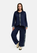 Blusa 'Delina' Denim – azul marino, fluida y con detalle de estampado